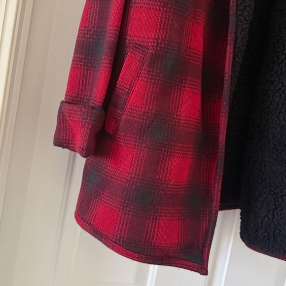 Abercrombie Plaid Red and Black Women's Sherpa cardigan - Picture 5 of 7